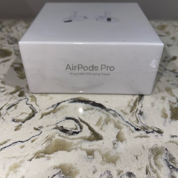 Apple airpods 2nd generation with working serial number. comes with charger whit - Picture 2 of 4